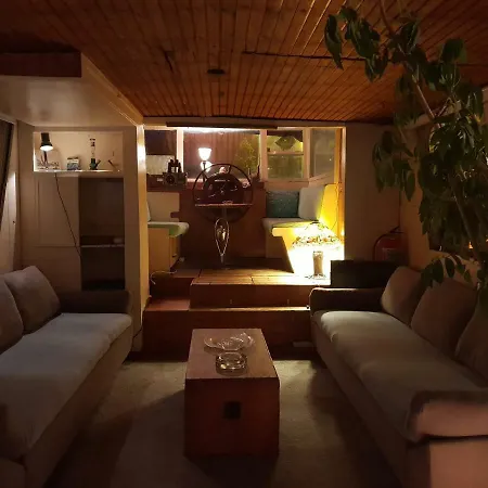 Beagle Family Houseboat Amsterdam