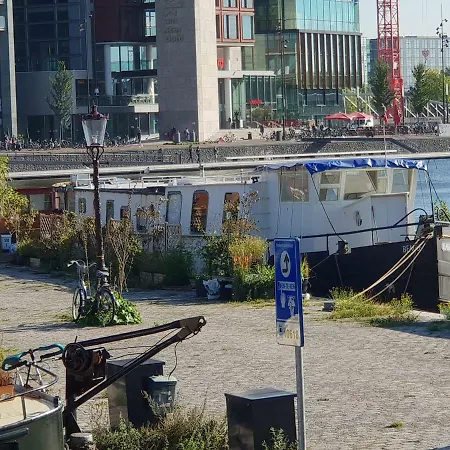 Botel Beagle Family Houseboat *
