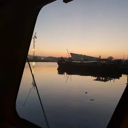 Beagle Family Houseboat 船上ホテル アムステルダム