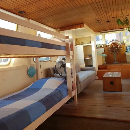 Botel Beagle Family Houseboat *