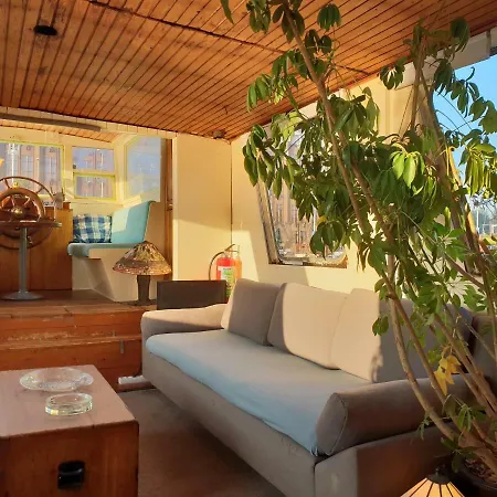 Beagle Family Houseboat *
