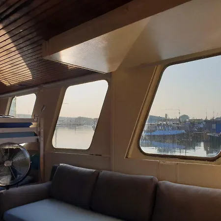 Beagle Family Houseboat * アムステルダム