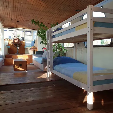 Beagle Family Houseboat Hotel na wodzie Amsterdam