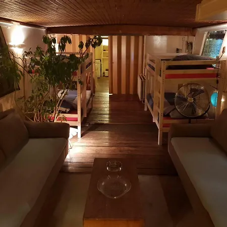 Botel Beagle Family Houseboat *