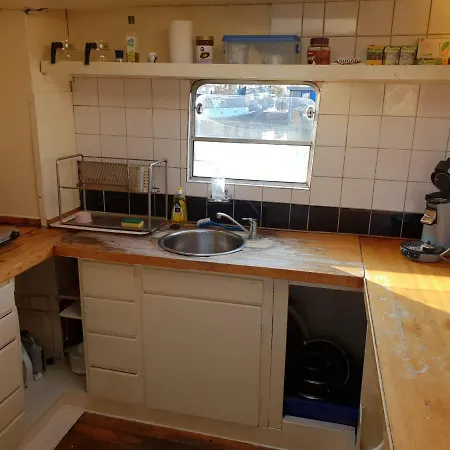 Beagle Family Houseboat Hotel na wodzie Amsterdam