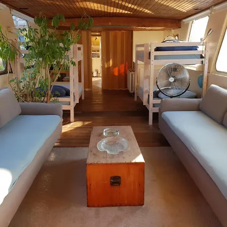 Beagle Family Houseboat 船上ホテル