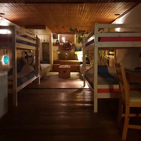 Beagle Family Houseboat * אמסטרדם