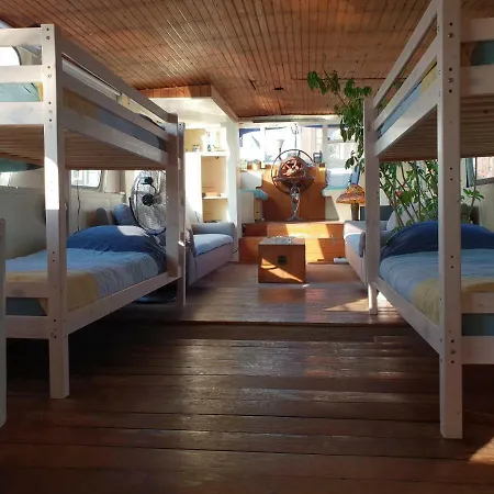 Beagle Family Houseboat * אמסטרדם